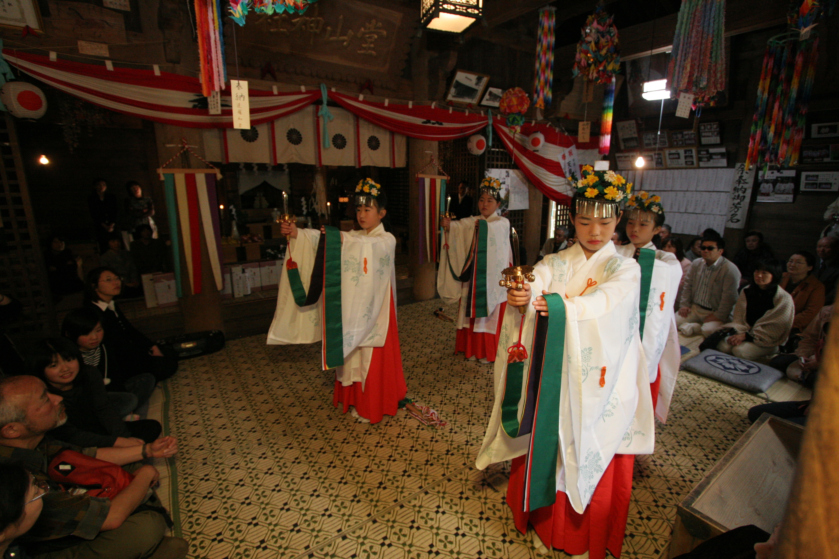 写真6　浦安の舞(堂山王子神社)